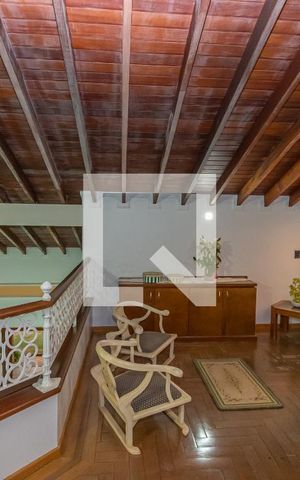 Casa de condomínio à venda com 450m², 4 quartos e 4 vagas Casa de condomínio à venda com 450m², 4 quartos e 4 vagasLareira