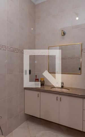 Casa de condomínio à venda com 450m², 4 quartos e 4 vagas Casa de condomínio à venda com 450m², 4 quartos e 4 vagasBanheiro da Suíte 2