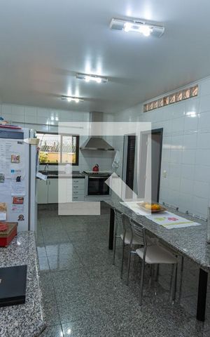 Casa de condomínio à venda com 450m², 4 quartos e 4 vagas Casa de condomínio à venda com 450m², 4 quartos e 4 vagasCozinha