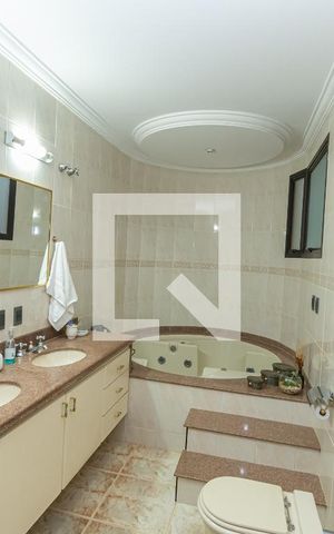 Casa de condomínio à venda com 450m², 4 quartos e 4 vagas Casa de condomínio à venda com 450m², 4 quartos e 4 vagasBanheiro da Suíte 1