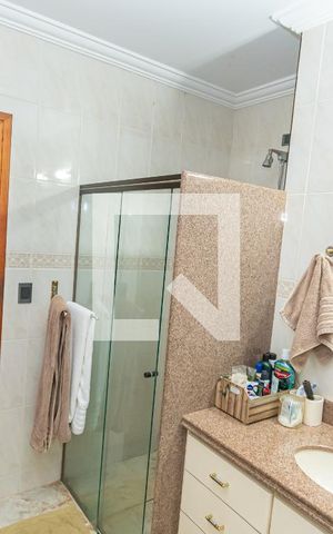 Casa de condomínio à venda com 450m², 4 quartos e 4 vagas Casa de condomínio à venda com 450m², 4 quartos e 4 vagasBanheiro da Suíte 1