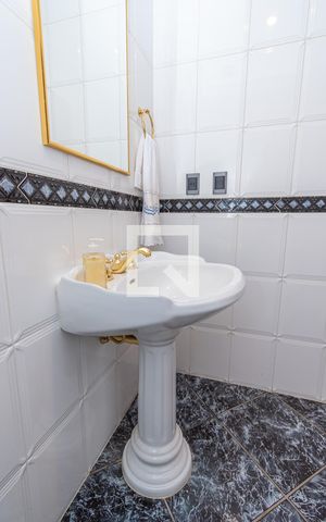 Casa de condomínio à venda com 450m², 4 quartos e 4 vagas Casa de condomínio à venda com 450m², 4 quartos e 4 vagasLavabo Sala