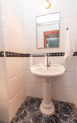 Casa de condomínio à venda com 450m², 4 quartos e 4 vagas Casa de condomínio à venda com 450m², 4 quartos e 4 vagasLavabo Sala de TV