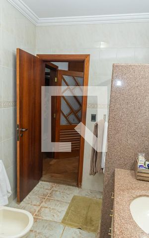 Casa de condomínio à venda com 450m², 4 quartos e 4 vagas Casa de condomínio à venda com 450m², 4 quartos e 4 vagasBanheiro da Suíte 1