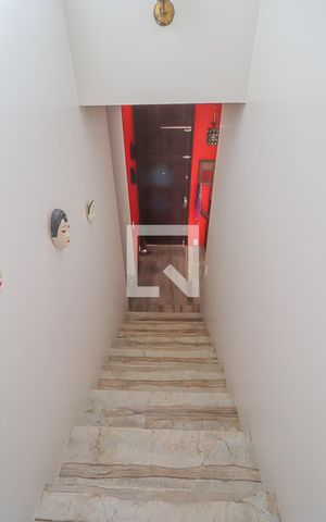 Casa à venda com 380m², 3 quartos e 2 vagasEscada Escritorio