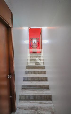 Casa à venda com 380m², 3 quartos e 2 vagasEscada para Quartos