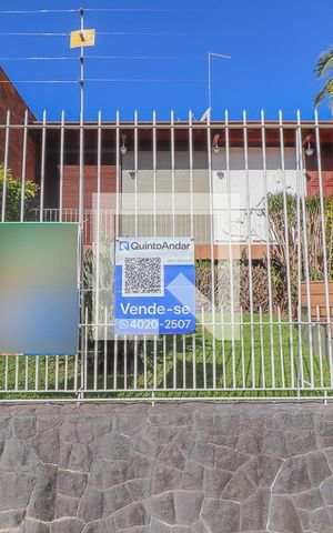 Casa à venda com 380m², 3 quartos e 2 vagasFachada