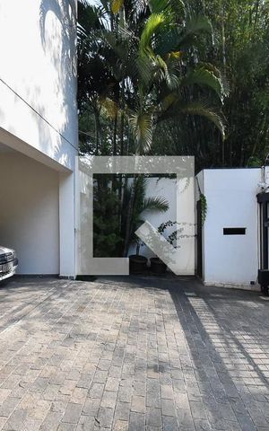 Casa à venda com 750m², 4 quartos e 5 vagas Casa à venda com 750m², 4 quartos e 5 vagasGaragem