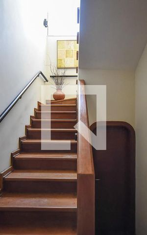 Casa à venda com 750m², 4 quartos e 5 vagas Casa à venda com 750m², 4 quartos e 5 vagasEscada