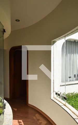 Casa à venda com 750m², 4 quartos e 5 vagas Casa à venda com 750m², 4 quartos e 5 vagasCorredor