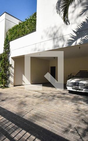 Casa à venda com 750m², 4 quartos e 5 vagas Casa à venda com 750m², 4 quartos e 5 vagasGaragem
