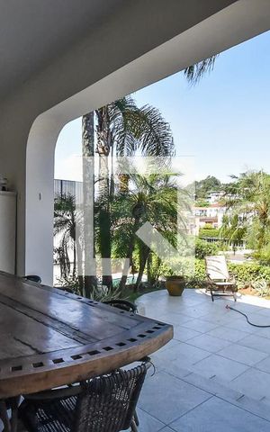 Casa à venda com 750m², 4 quartos e 5 vagas Casa à venda com 750m², 4 quartos e 5 vagasVaranda