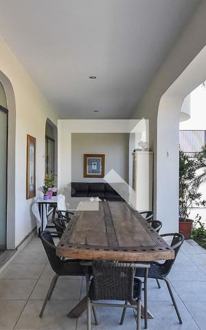 Casa à venda com 750m², 4 quartos e 5 vagas Casa à venda com 750m², 4 quartos e 5 vagasVaranda