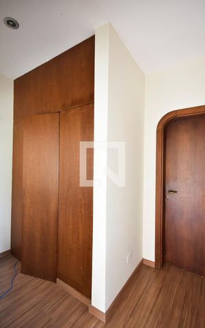 Casa à venda com 750m², 4 quartos e 5 vagas Casa à venda com 750m², 4 quartos e 5 vagasCorredor