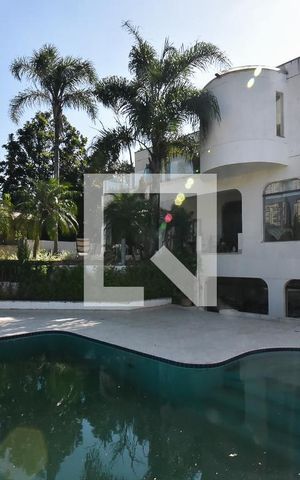 Casa à venda com 750m², 4 quartos e 5 vagas Casa à venda com 750m², 4 quartos e 5 vagasFachada posterior