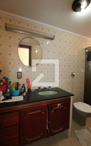 Casa à venda com 300m², 2 quartos e 2 vagasBanheiro do Quarto 1 (suíte)