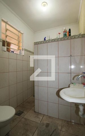 Casa à venda com 300m², 2 quartos e 2 vagasEdícula - Banheiro