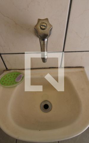 Casa à venda com 300m², 2 quartos e 2 vagasBanheiro externo