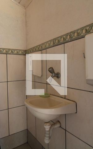 Casa à venda com 300m², 2 quartos e 2 vagasBanheiro externo