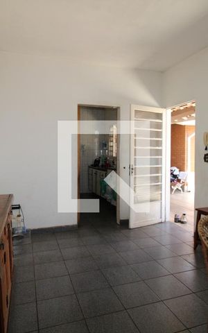 Casa à venda com 300m², 2 quartos e 2 vagasEdícula - Sala