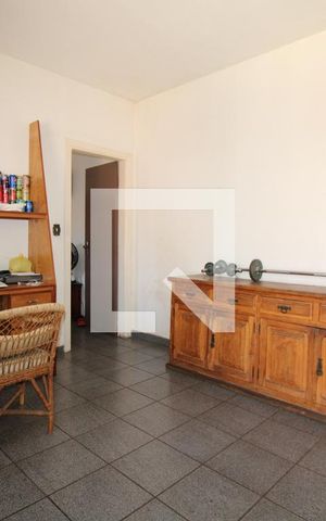 Casa à venda com 300m², 2 quartos e 2 vagasEdícula - Sala