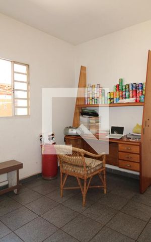 Casa à venda com 300m², 2 quartos e 2 vagasEdícula - Sala