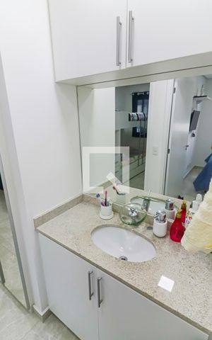 Apartamento à venda com 45m², 2 quartos e 1 vaga Apartamento à venda com 45m², 2 quartos e 1 vagaBanheiro