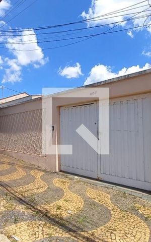 Casa à venda com 220m², 3 quartos e 3 vagas Casa à venda com 220m², 3 quartos e 3 vagasFachada