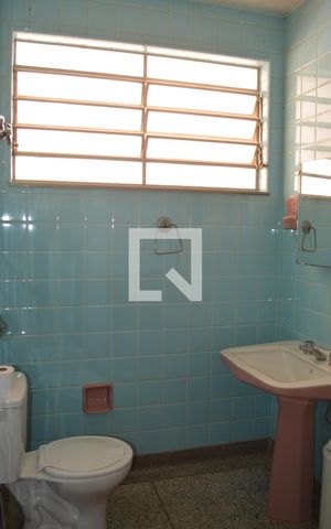 Casa à venda com 220m², 3 quartos e 3 vagasBanheiro suite