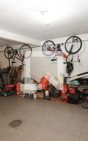 Casa à venda com 900m², 6 quartos e 5 vagas Casa à venda com 900m², 6 quartos e 5 vagasGaragem