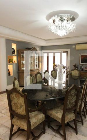 Casa à venda com 900m², 6 quartos e 5 vagas Casa à venda com 900m², 6 quartos e 5 vagasSala de Jantar 1