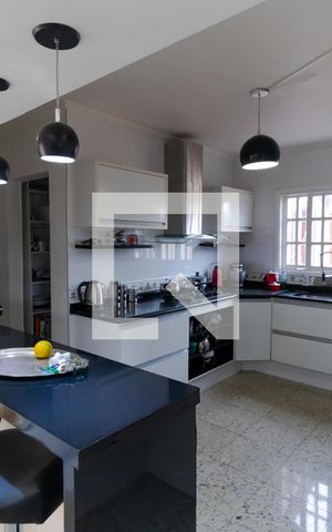 Casa à venda com 350m², 5 quartos e 8 vagas Casa à venda com 350m², 5 quartos e 8 vagasCozinha
