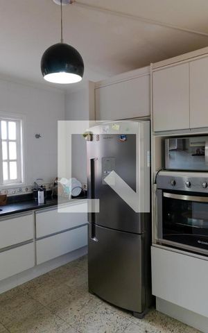 Casa à venda com 350m², 5 quartos e 8 vagas Casa à venda com 350m², 5 quartos e 8 vagasCozinha