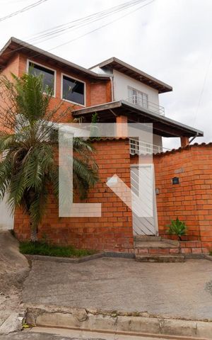 Casa à venda com 350m², 5 quartos e 8 vagas Casa à venda com 350m², 5 quartos e 8 vagasFachada