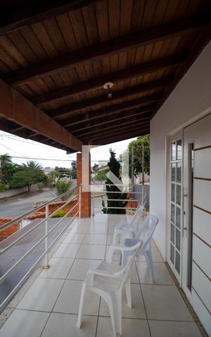 Casa à venda com 350m², 5 quartos e 8 vagas Casa à venda com 350m², 5 quartos e 8 vagasVaranda