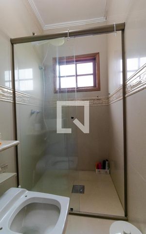 Casa à venda com 350m², 5 quartos e 8 vagas Casa à venda com 350m², 5 quartos e 8 vagasBanheiro 01