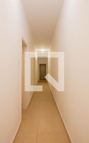 Casa à venda com 234m², 4 quartos e 2 vagas Casa à venda com 234m², 4 quartos e 2 vagasCorredor