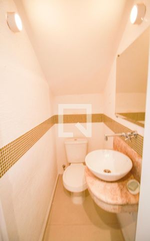 Casa de condomínio à venda com 160m², 3 quartos e 2 vagaslavabo