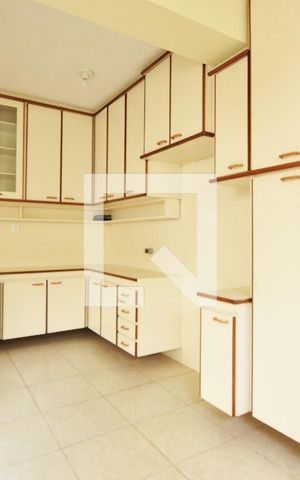 Casa para alugar com 210m², 4 quartos e 2 vagas Casa para alugar com 210m², 4 quartos e 2 vagasCozinha