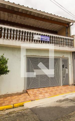Casa à venda com 250m², 2 quartos e 2 vagas Casa à venda com 250m², 2 quartos e 2 vagasFachada
