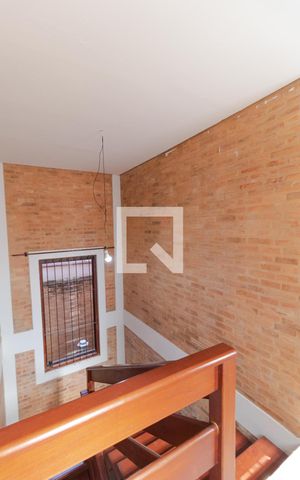 Casa à venda com 200m², 3 quartos e 4 vagas Casa à venda com 200m², 3 quartos e 4 vagasEscada
