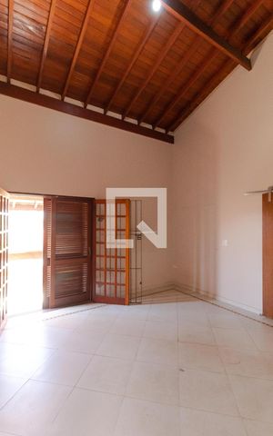 Casa à venda com 200m², 3 quartos e 4 vagas Casa à venda com 200m², 3 quartos e 4 vagasSuíte