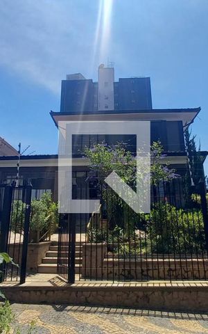 Casa à venda com 300m², 8 quartos e 1 vaga Casa à venda com 300m², 8 quartos e 1 vagaFachada
