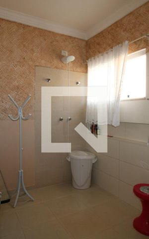 Casa à venda com 280m², 3 quartos e 4 vagasBanheiro da Suíte 1