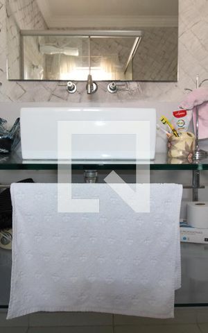 Casa à venda com 280m², 3 quartos e 4 vagasBanheiro da Suíte 2