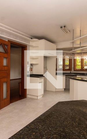 Casa à venda com 550m², 5 quartos e 3 vagas Casa à venda com 550m², 5 quartos e 3 vagasCozinha