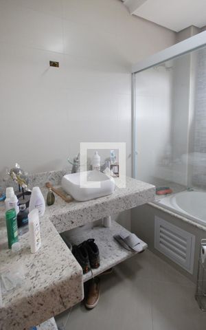 Casa de condomínio para alugar com 420m², 3 quartos e 4 vagasBanheiro da Suíte 3