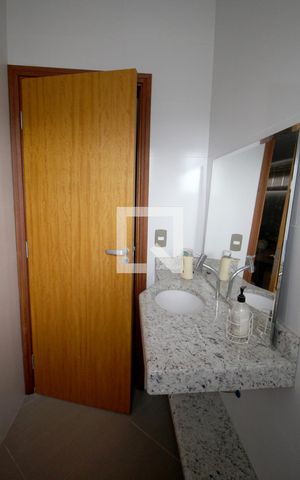 Casa de condomínio para alugar com 420m², 3 quartos e 4 vagasBanheiro da Sala de TV