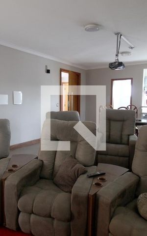 Casa de condomínio para alugar com 420m², 3 quartos e 4 vagasSala de TV