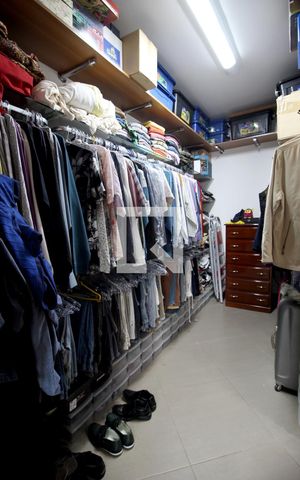 Casa de condomínio para alugar com 420m², 3 quartos e 4 vagasCloset da Suíte 1